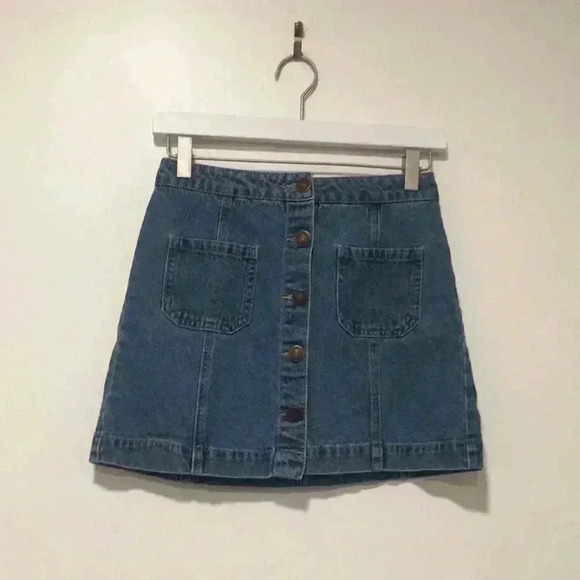 Last chance- FOREVER 21 - BUTTON FRONT DENIM MINI SKIRT - Picture 2 of 7